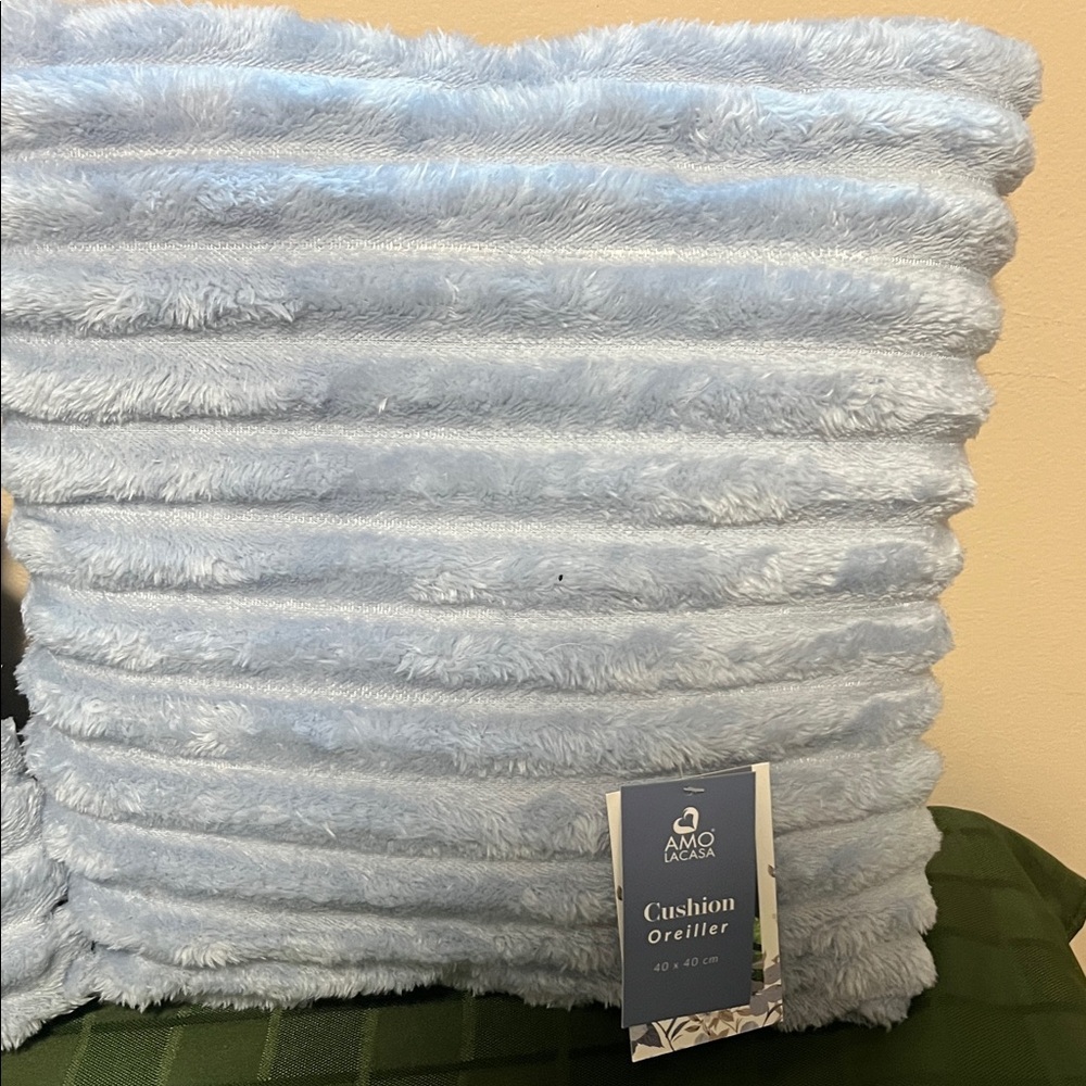 NWT Light Blue Throw and Cushion Set - Picture 5 of 10